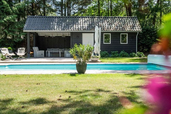 Houten schuur met veranda: praktisch én gezellig in de tuin